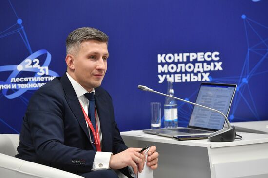 Руководитель офиса Координационного совета по делам молодежи в научной и образовательной сферах Совета при Президенте РФ по науке и образованию Александр Двойников на сессии "Эффективное продвижение научно-образовательных проектов" в рамках II Конгресса молодых ученых в Парке науки и искусства "Сириус". Фото могут быть использованы при наличии обязательной ссылки на источник. Место: Россия, Федеральная территория "Сириус". Автор: Александр Кряжев. II КМУ-2022. Открытая программа