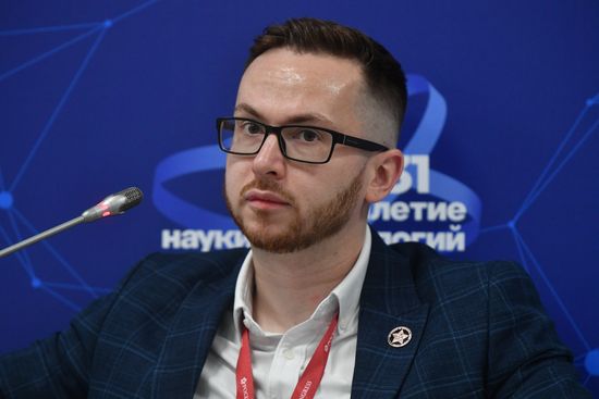 Заместитель проректора по развитию, доцент кафедры стекла, РХТУ им. Д.И. Менделеева Шахгильдян Георгий Юрьевич на сессии "Горизонтальные связи в науке" в рамках II Конгресса молодых ученых в Парке науки и искусства "Сириус". Фото могут быть использованы при наличии обязательной ссылки на источник. Место: Россия, Федеральная территория "Сириус". Автор: Александр Кряжев. II КМУ-2022. Открытая программа. "Выбор молодого учёного: научная идея или деньги?"
