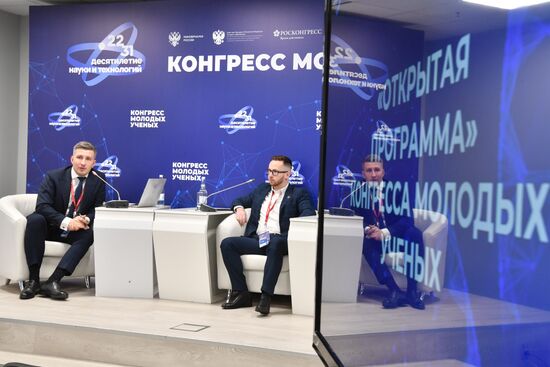 Руководитель офиса Координационного совета по делам молодежи в научной и образовательной сферах Совета при Президенте РФ по науке и образованию Александр Двойников и заместитель проректора по развитию, доцент кафедры стекла, РХТУ им. Д.И. Менделеева Шахгильдян Георгий Юрьевич на сессии "Горизонтальные связи в науке" в рамках II Конгресса молодых ученых в Парке науки и искусства "Сириус". Фото могут быть использованы при наличии обязательной ссылки на источник. Место: Россия, Федеральная территория "Сириус". Автор: Александр Кряжев. II КМУ-2022. Открытая программа. "Выбор молодого учёного: научная идея или деньги?"