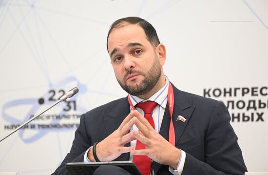 Первый заместитель председателя комитета Государственной Думы РФ по науке и высшему образованию Александр Мажуга на сессии "Как цифровизация поможет ученым?" в рамках II Конгресса молодых ученых в Парке науки и искусства "Сириус". Фото могут быть использованы при наличии обязательной ссылки на источник. Место: Россия, Федеральная территория "Сириус". Автор: Рамиль Ситдиков. II КМУ-2022. Как цифровизация поможет ученым?