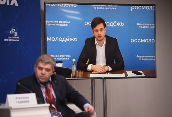Заместитель руководителя Федерального агентства по делам молодежи (Росмолодежь) Денис Аширов участвует в режиме онлайн в сессии "Каждый важен: что может привнести гражданин в науку" в рамках II Конгресса молодых ученых в Парке науки и искусства "Сириус". Фото могут быть использованы при наличии обязательной ссылки на источник. Место: Россия, Федеральная территория "Сириус". Автор: Екатерина Чеснокова. II КМУ-2022. Каждый важен: что может привнести гражданин в науку