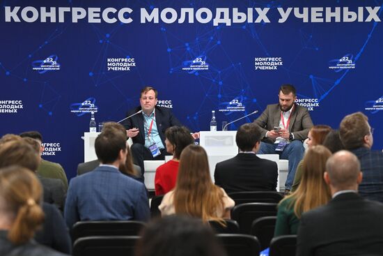 Первый проректор САФУ Павел Марьяндышев (слева) и заместитель директора ФГАНУ "Социоцентр" Сергей Зверев на сессии "Взаимодействие молодых ученых в СКФО" в рамках II Конгресса молодых ученых в Парке науки и искусства "Сириус". Фото могут быть использованы при наличии обязательной ссылки на источник. Место: Россия, Федеральная территория "Сириус". Автор: Евгений Одиноков. II КМУ-2022. Взаимодействие молодых ученых в СКФО