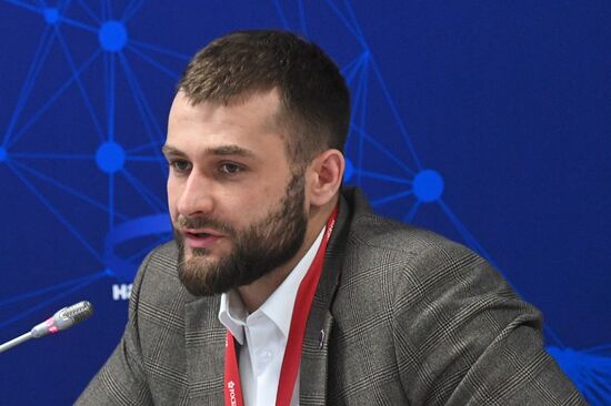 Заместитель директора ФГАНУ "Социоцентр" Сергей Зверев на сессии "Взаимодействие молодых ученых в СКФО" в рамках II Конгресса молодых ученых в Парке науки и искусства "Сириус". Фото могут быть использованы при наличии обязательной ссылки на источник. Место: Россия, Федеральная территория "Сириус". Автор: Евгений Одиноков. II КМУ-2022. Взаимодействие молодых ученых в СКФО