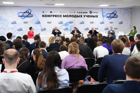 Исполняющая обязанности заведующего кафедрой инфокоммуникационных технологий Университета науки и технологий "МИСиС" Ксения Кузнецова, руководитель направления "Креативная экономика" Фонда "Центр стратегических разработок" Иван Карпушкин, ректор Научно-технологического университета "Сириус" Максим Федоров, генеральный директор АНО "Развитие человеческого капитала" Максим Киселев, руководитель академии технологий и данных АНО ДПО "Корпоративный университет Сбербанка" Дмитрий Зубцов, Участник проекта "Точка Юниор" Полина Павлова (слева направо на дальнем плане) на сессии "Искусственный интеллект в образовании: реальность и перспективы" в рамках II Конгресса молодых ученых в Парке науки и искусства "Сириус". Фото могут быть использованы при наличии обязательной ссылки на источник. Место: Россия, Федеральная территория "Сириус". Автор: Максим Богодвид. II КМУ-2022. Искусственный интеллект в образовании: реальность и перспективы