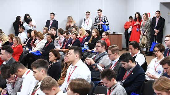 Участники сессии "Искусственный интеллект в образовании: реальность и перспективы" в рамках II Конгресса молодых ученых в Парке науки и искусства "Сириус". Фото могут быть использованы при наличии обязательной ссылки на источник. Место: Россия, Федеральная территория "Сириус". Автор: Максим Богодвид. II КМУ-2022. Искусственный интеллект в образовании: реальность и перспективы