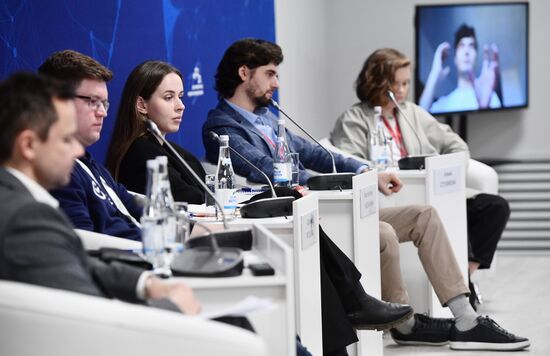 Заместитель председателя Координационного совета по делам молодежи в научной и образовательной сферах Совета при президенте Российской Федерации по науке и образованию Андрей Егоров, исполнительный директор по исследованию данных Сбербанка Денис Димитров, руководитель офиса поддержки образовательных программ и проектов факультета технологического менеджмента и инноваций университет ИТМО Марина Музыка ипПобедитель конкурса "Лидеры России" в направлении "Интернет-коммуникации", сооснователь Группы компаний VRT Константин Негачев и заведующая отделом кино- и медиаискусства Государственного музея изобразительных искусств имени А.С. Пушкина Алина Стуликова (слева направо) на сессии "Digital Art. Эволюция свободы творчества" в рамках II Конгресса молодых ученых в Парке науки и искусства "Сириус". Фото могут быть использованы при наличии обязательной ссылки на источник. Место: Россия, Федеральная территория "Сириус". Автор: Павел Лисицын. II КМУ-2022. Digital Art. Эволюция свободы творчества
