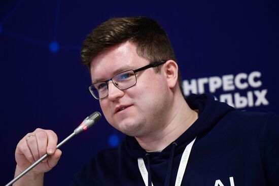 Исполнительный директор по исследованию данных Сбербанка Денис Димитров на сессии "Digital Art. Эволюция свободы творчества" в рамках II Конгресса молодых ученых в Парке науки и искусства "Сириус". Фото могут быть использованы при наличии обязательной ссылки на источник. Место: Россия, Федеральная территория "Сириус". Автор: Павел Лисицын. II КМУ-2022. Digital Art. Эволюция свободы творчества