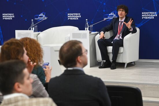 Заместитель начальника отдела научно-технического сопровождения Курчатовского комплекса синхротронно-нейтронных исследований НИЦ "Курчатовский институт" Сергей Звонарев на сессии "Взаимодействие молодых ученых в СКФО" в рамках II Конгресса молодых ученых в Парке науки и искусства "Сириус". Фото могут быть использованы при наличии обязательной ссылки на источник. Место: Россия, Федеральная территория "Сириус". Автор: Евгений Одиноков. II КМУ-2022. Взаимодействие молодых ученых в СКФО