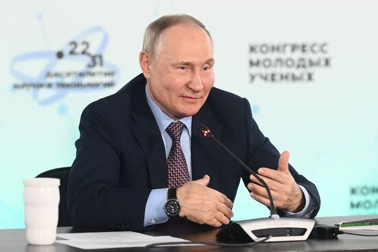 1 декабря 2022. Президент РФ Владимир Путин на встрече с участниками II Конгресса молодых ученых в Парке науки и искусства "Сириус". Фото могут быть использованы при наличии обязательной ссылки на источник. Место: Россия, Федеральная территория "Сириус". Автор: Владимир Астапкович. Президент РФ В. Путин принял участие во II Конгрессе молодых ученых