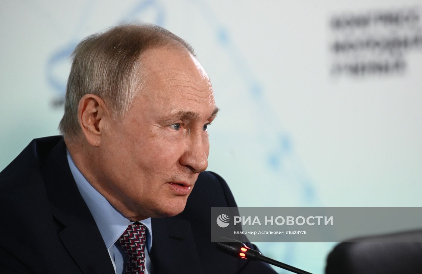 Президент РФ В. Путин принял участие во II Конгрессе молодых ученых 