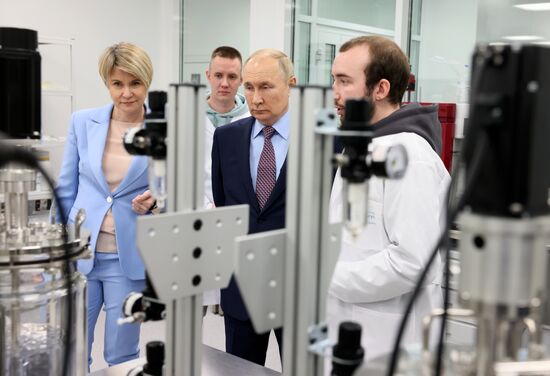 1 декабря 2022. Президент РФ Владимир Путин осматривает лабораторный комплекс научно-технологического университета "Сириус". Слева: руководитель образовательного фонда "Талант и успех", председатель Совета федеральной территории "Сириус" Елена Шмелева. Справа: сотрудник Научно-технологического университета "Сириус" Андрей Бровин. В Парке науки и искусства "Сириус" проходит II Конгресс молодых ученых. Место: Россия, Федеральная территория "Сириус". Автор: Михаил Метцель/РИА Новости. Президент РФ В. Путин принял участие во II Конгрессе молодых ученых