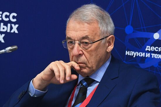 Председатель экспертного совета по Президентской программе Российского научного фонда Александр Клименко на сессии "Экспертиза и оценка научной деятельности" в рамках II Конгресса молодых ученых в Парке науки и искусства "Сириус". Фото могут быть использованы при наличии обязательной ссылки на источник. Место: Россия, Федеральная территория "Сириус". Автор: Евгений Одиноков. II КМУ-2022. Школа РНФ. Экспертиза и оценка научной деятельности