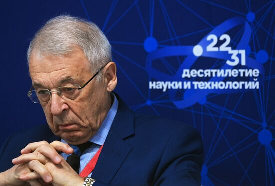 Председатель экспертного совета по Президентской программе Российского научного фонда Александр Клименко на сессии "Экспертиза и оценка научной деятельности" в рамках II Конгресса молодых ученых в Парке науки и искусства "Сириус". Фото могут быть использованы при наличии обязательной ссылки на источник. Место: Россия, Федеральная территория "Сириус". Автор: Евгений Одиноков. II КМУ-2022. Школа РНФ. Экспертиза и оценка научной деятельности