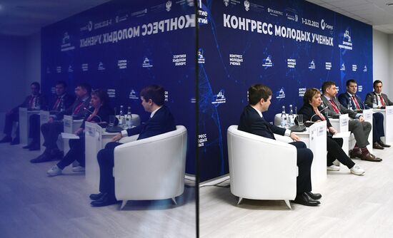 Участники сессии "Российская научная коммуникация: как заменить иностранные информационные сервисы?" в рамках II Конгресса молодых ученых в Парке науки и искусства "Сириус". Фото могут быть использованы при наличии обязательной ссылки на источник. Место: Россия, Федеральная территория "Сириус". Автор: Алексей Майшев. II КМУ-2022. Российская научная коммуникация: как заменить иностранные информационные сервисы?