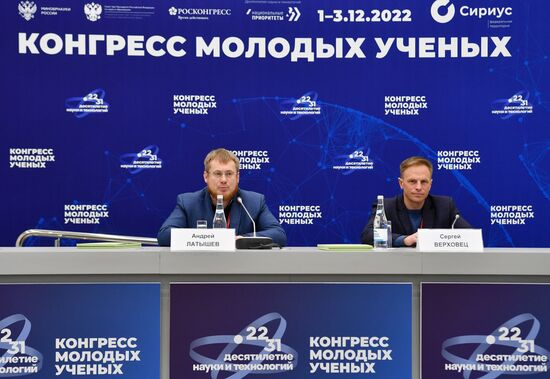 Проректор Тюменского государственного университета Андрей Латышев (слева) и директор проектного офиса НОЦ мирового уровня "Енисейская Сибирь" Сергей Верховец на сессии "Инжиниринг и трэйдинг карбоновых проектов" в рамках II Конгресса молодых ученых в Парке науки и искусства "Сириус". Фото могут быть использованы при наличии обязательной ссылки на источник. Место: Россия, Федеральная территория "Сириус". Автор: Максим Богодвид. II КМУ-2022. Инжиниринг и трэйдинг карбоновых проектов