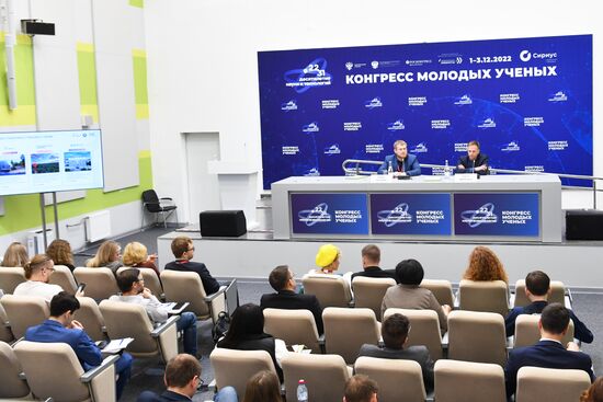 Проректор Тюменского государственного университета Андрей Латышев и директор проектного офиса НОЦ мирового уровня "Енисейская Сибирь" Сергей Верховец (слева направо) на сессии "Инжиниринг и трэйдинг карбоновых проектов" в рамках II Конгресса молодых ученых в Парке науки и искусства "Сириус". Фото могут быть использованы при наличии обязательной ссылки на источник. Место: Россия, Федеральная территория "Сириус". Автор: Максим Богодвид. II КМУ-2022. Инжиниринг и трэйдинг карбоновых проектов