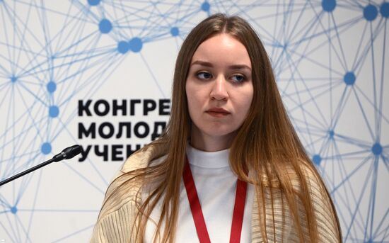 Аспирант Саратовского национального исследовательского государственного университета имени Н.Г. Чернышевского Изабелла Серебрякова на сессии "Российско-иранский диалог" в рамках II Конгресса молодых ученых в Парке науки и искусства "Сириус". Фото могут быть использованы при наличии обязательной ссылки на источник. Место: Россия, Федеральная территория "Сириус". Автор: Владимир Астапкович. II КМУ-2022. Российско-иранский диалог