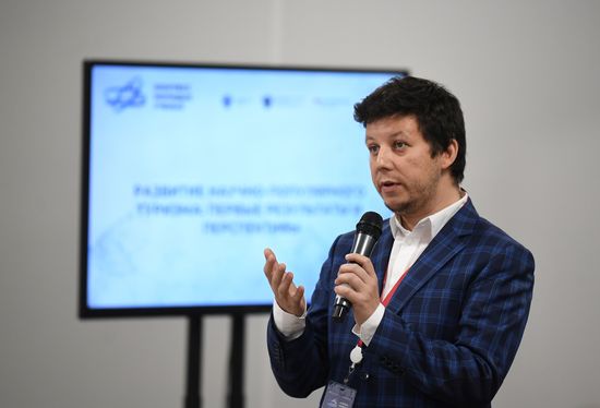Исполняющий обязанности директора учебно-научного центра Объединенного института ядерных исследований Александр Верхеев на сессии "Развитие научно-популярного туризма: первые результаты и перспективы" в рамках II Конгресса молодых ученых в Парке науки и искусства "Сириус". Фото могут быть использованы при наличии обязательной ссылки на источник. Место: Россия, Федеральная территория "Сириус". Автор: Екатерина Чеснокова. II КМУ-2022. Развитие научно-популярного туризма: первые результаты и перспективы