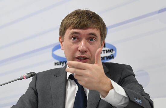 Заместитель министра науки и высшего образования Российской Федерации Григорий Гуров на сессии "Развитие научно-популярного туризма: первые результаты и перспективы" в рамках II Конгресса молодых ученых в Парке науки и искусства "Сириус". Фото могут быть использованы при наличии обязательной ссылки на источник. Место: Россия, Федеральная территория "Сириус". Автор: Екатерина Чеснокова. II КМУ-2022. Развитие научно-популярного туризма: первые результаты и перспективы