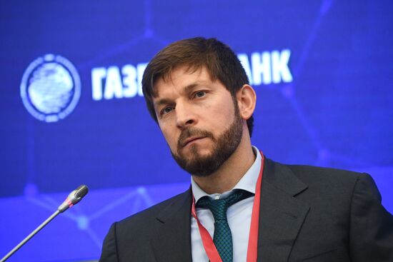 Советник президента РФ, специальный представитель президента РФ по вопросам климата Руслан Эдельгериев на сессии "Климатические изменения и адаптация к ним" в рамках II Конгресса молодых ученых в Парке науки и искусства "Сириус". Фото могут быть использованы при наличии обязательной ссылки на источник. Место: Россия, Федеральная территория "Сириус". Автор: Александр Кряжев. II КМУ-2022. Климатические изменения и адаптация к ним