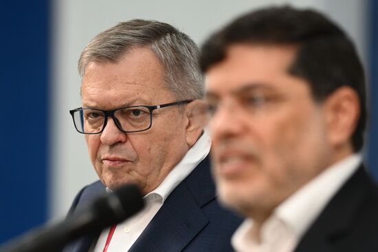 Доктор физико-математических наук, председатель, член бюро Совета российского фонда фундаментальных исследований, вице-президент НИЦ "Курчатовский институт", вице-президент Российской академии наук Владислав Панченко "Российско-иранский диалог" на пресс-подходе по итогам заседания "Российско-Иранского диалога" в рамках II Конгресса молодых ученых в Парке науки и искусства "Сириус". Фото могут быть использованы при наличии обязательной ссылки на источник. Место: Россия, Федеральная территория "Сириус". Автор: Владимир Астапкович. II КМУ-2022. Российско-иранский диалог