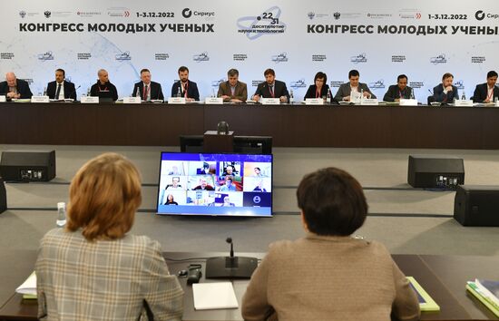 Участники открытого заседания экспертного совета при Минобрнауки России по вопросам технологий контроля углеродного баланса в рамках II Конгресса молодых ученых в Парке науки и искусства "Сириус". Фото могут быть использованы при наличии обязательной ссылки на источник. Место: Россия, Федеральная территория "Сириус". Автор: Максим Блинов. II КМУ-2022. Открытое заседание экспертного совета при Минобрнауки России по вопросам технологий контроля углеродного баланса