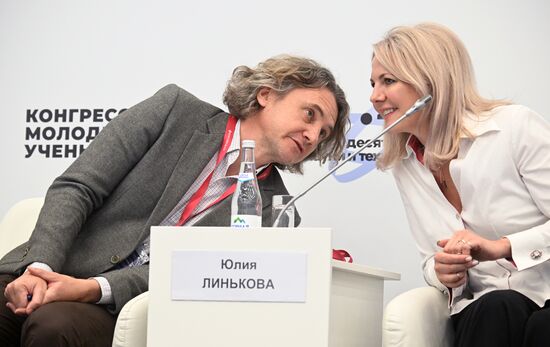 Директор Института персонализированной медицины Национального медицинского исследовательского центра эндокринологии Министерства здравоохранения Российской Федерации Павел Волчков и Заместитель генерального директора по клинической разработке и исследованиям АО "БИОКАД" Юлия Линькова на сессии "Генетика на ладони: технологии в нашей жизни" в рамках II Конгресса молодых ученых в Парке науки и искусства "Сириус". Фото могут быть использованы при наличии обязательной ссылки на источник. Место: Россия, Федеральная территория "Сириус". Автор: Павел Бедняков. II КМУ-2022. Генетика на ладони: технологии в нашей жизни