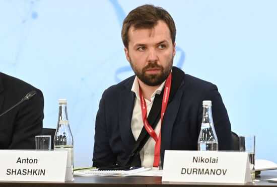 Советник министра науки и высшего образования РФ Антон Шашкин на открытом заседании экспертного совета при Минобрнауки России по вопросам технологий контроля углеродного баланса в рамках II Конгресса молодых ученых в Парке науки и искусства "Сириус". Фото могут быть использованы при наличии обязательной ссылки на источник. Место: Россия, Федеральная территория "Сириус". Автор: Максим Блинов. II КМУ-2022. Открытое заседание экспертного совета при Минобрнауки России по вопросам технологий контроля углеродного баланса