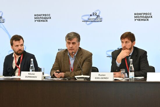 Советник министра науки и высшего образования РФ Антон Шашкин, специальный представитель Министерства науки и высшего образования Российской Федерации по вопросам биологической и экологической безопасности Николай Дурманов и советник президента РФ, специальный представитель президента РФ по вопросам климата Руслан Эдельгериев (слева направо) на открытом заседании экспертного совета при Минобрнауки России по вопросам технологий контроля углеродного баланса в рамках II Конгресса молодых ученых в Парке науки и искусства "Сириус". Фото могут быть использованы при наличии обязательной ссылки на источник. Место: Россия, Федеральная территория "Сириус". Автор: Максим Блинов. II КМУ-2022. Открытое заседание экспертного совета при Минобрнауки России по вопросам технологий контроля углеродного баланса