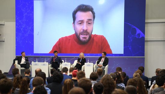 Участники сессии "Россия в мировой науке: уйти нельзя остаться" в рамках II Конгресса молодых ученых в Парке науки и искусства "Сириус". Фото могут быть использованы при наличии обязательной ссылки на источник. Место: Россия, Федеральная территория "Сириус". Автор: Александр Кряжев. II КМУ-2022. Россия в мировой науке: уйти нельзя остаться
