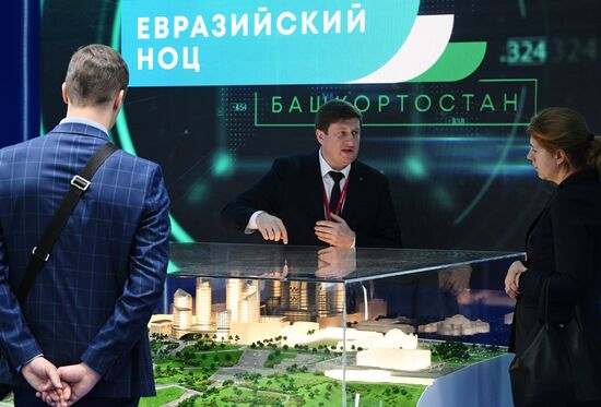 Участники II Конгресса молодых ученых на выставке в Парке науки и искусства "Сириус". Фото могут быть использованы при наличии обязательной ссылки на источник. Место: Россия, Федеральная территория "Сириус". Автор: Рамиль Ситдиков. II КМУ-2022. Работа конгресса