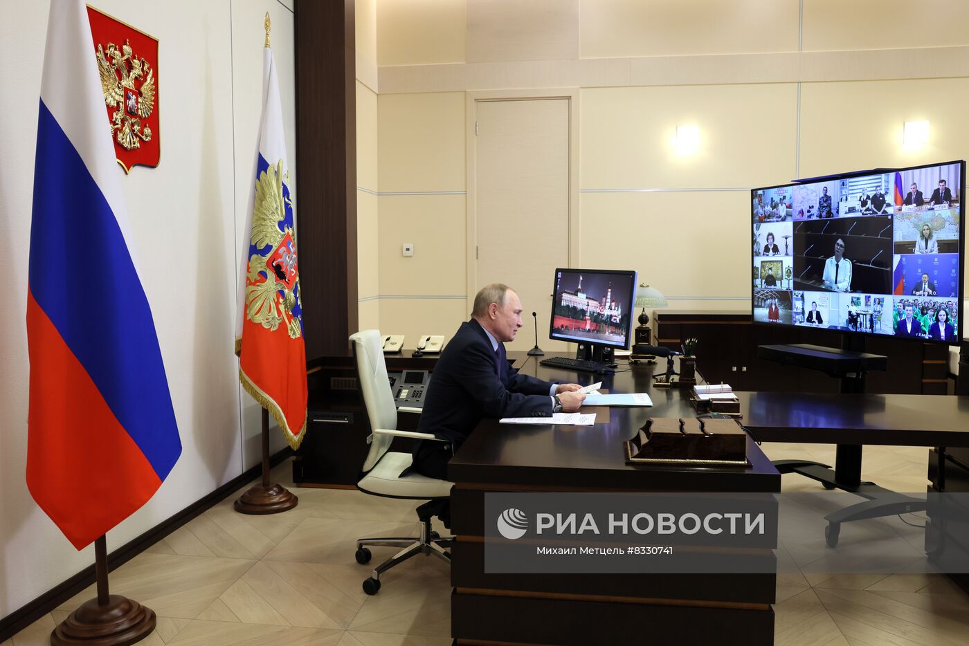 Президент РФ В. Путин встретился с встречу с инвалидами и представителями общественных организаций