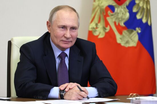 Президент РФ В. Путин встретился с встречу с инвалидами и представителями общественных организаций