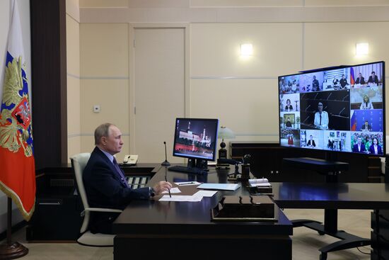 Президент РФ В. Путин встретился с встречу с инвалидами и представителями общественных организаций