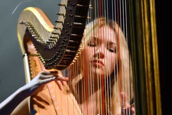 Лауреат Всероссийского конкурса молодых музыкантов "Созвездие" Екатерина Дворецкая (арфа) выступает на концерте в рамках II Конгресса молодых ученых в Парке науки и искусства "Сириус". Фото могут быть использованы при наличии обязательной ссылки на источник. Место: Россия, Федеральная территория "Сириус". Автор: Павел Лисицын. II КМУ-2022. Развлекательная программа. Концерт лауреатов Всероссийского конкурса "Созвездие"