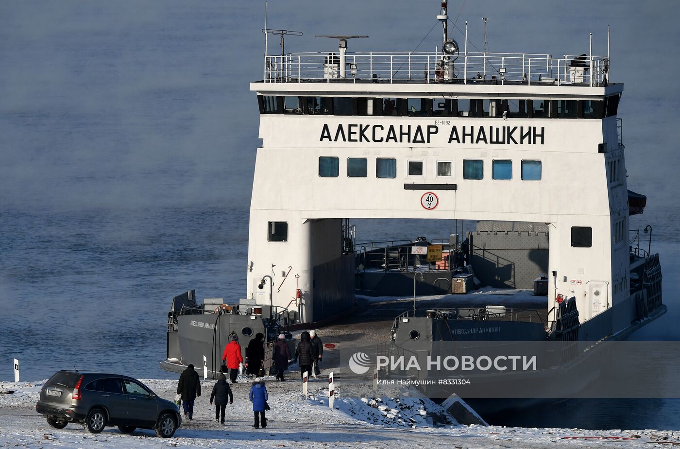 Работа паромной переправы в Красноярском крае