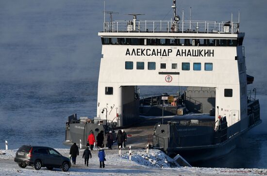 Работа паромной переправы в Красноярском крае