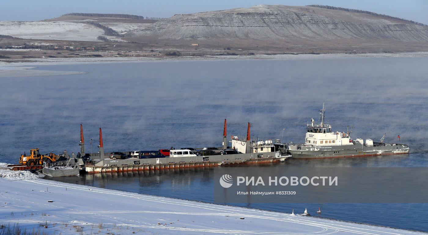 Работа паромной переправы в Красноярском крае