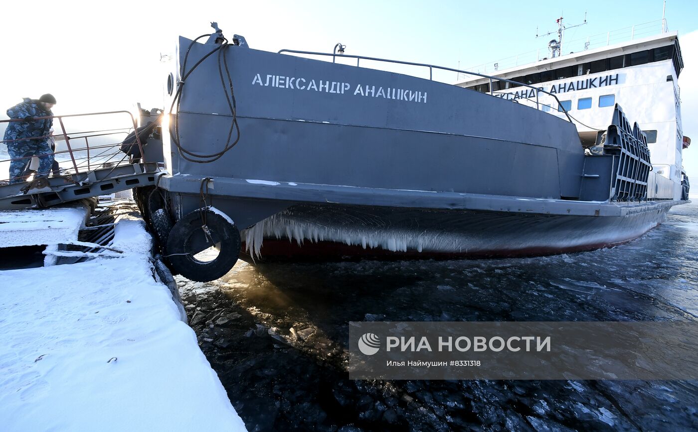 Работа паромной переправы в Красноярском крае