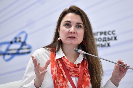 Президент Благотворительного фонда "Система" Лариса Пастухова на сессии "От учителя к ученому ... дорогами гражданственности" в рамках II Конгресса молодых ученых в Парке науки и искусства "Сириус". Фото могут быть использованы при наличии обязательной ссылки на источник. Место: Россия, Федеральная территория "Сириус". Автор: Павел Лисицын. II КМУ-2022. От учителя к ученому ... дорогами гражданственности