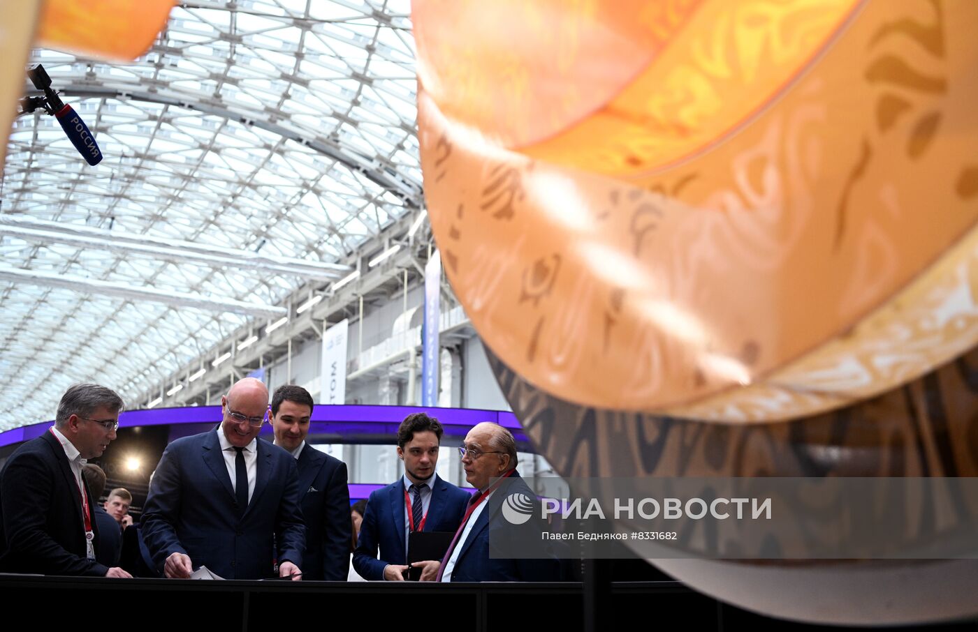 Вице-премьер Правительства РФ Д. Чернышенко осмотрел выставку в рамках II Конгресса молодых ученых