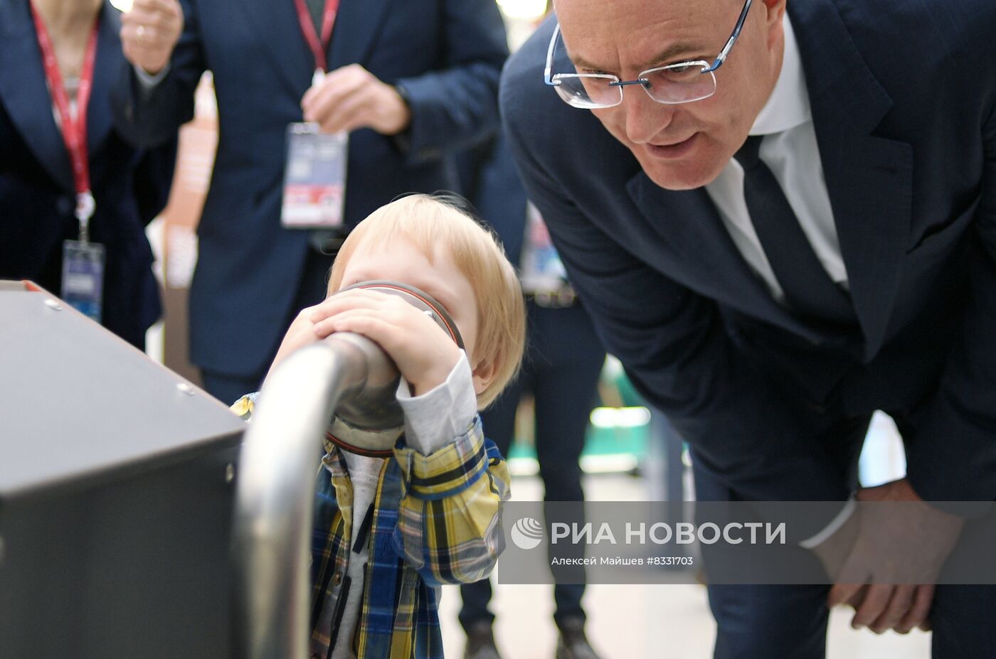 Вице-премьер Правительства РФ Д. Чернышенко осмотрел выставку в рамках II Конгресса молодых ученых