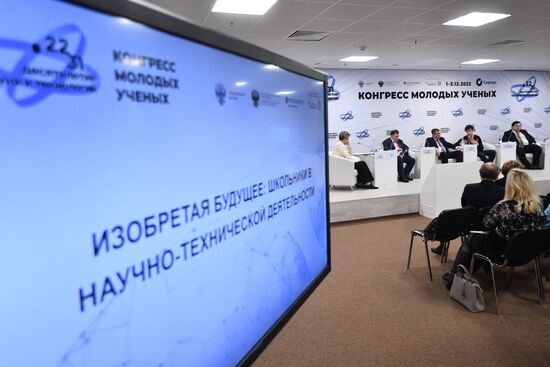 Руководитель Образовательного Фонда "Талант и успех", председатель Совета федеральной территории "Сириус" Елена Шмелева, ректор Адыгейского государственного университета Дауд Мамий, декан химического факультета Московского государственного университета имени М. В. Ломоносова, вице-президент Российской академии наук Степан Калмыков, директор по связям с университетами VK Сергей Марданов, директор Президентского физико-математического лицея No239 Максим Пратусевич (слева направо) на сессии "Изобретая будущее: школьники в научно-технической деятельности" в рамках II Конгресса молодых ученых в Парке науки и искусства "Сириус". Фото могут быть использованы при наличии обязательной ссылки на источник. Место: Россия, Федеральная территория "Сириус". Автор: Павел Лисицын. II КМУ-2022. Изобретая будущее: школьники в научно-технической деятельности