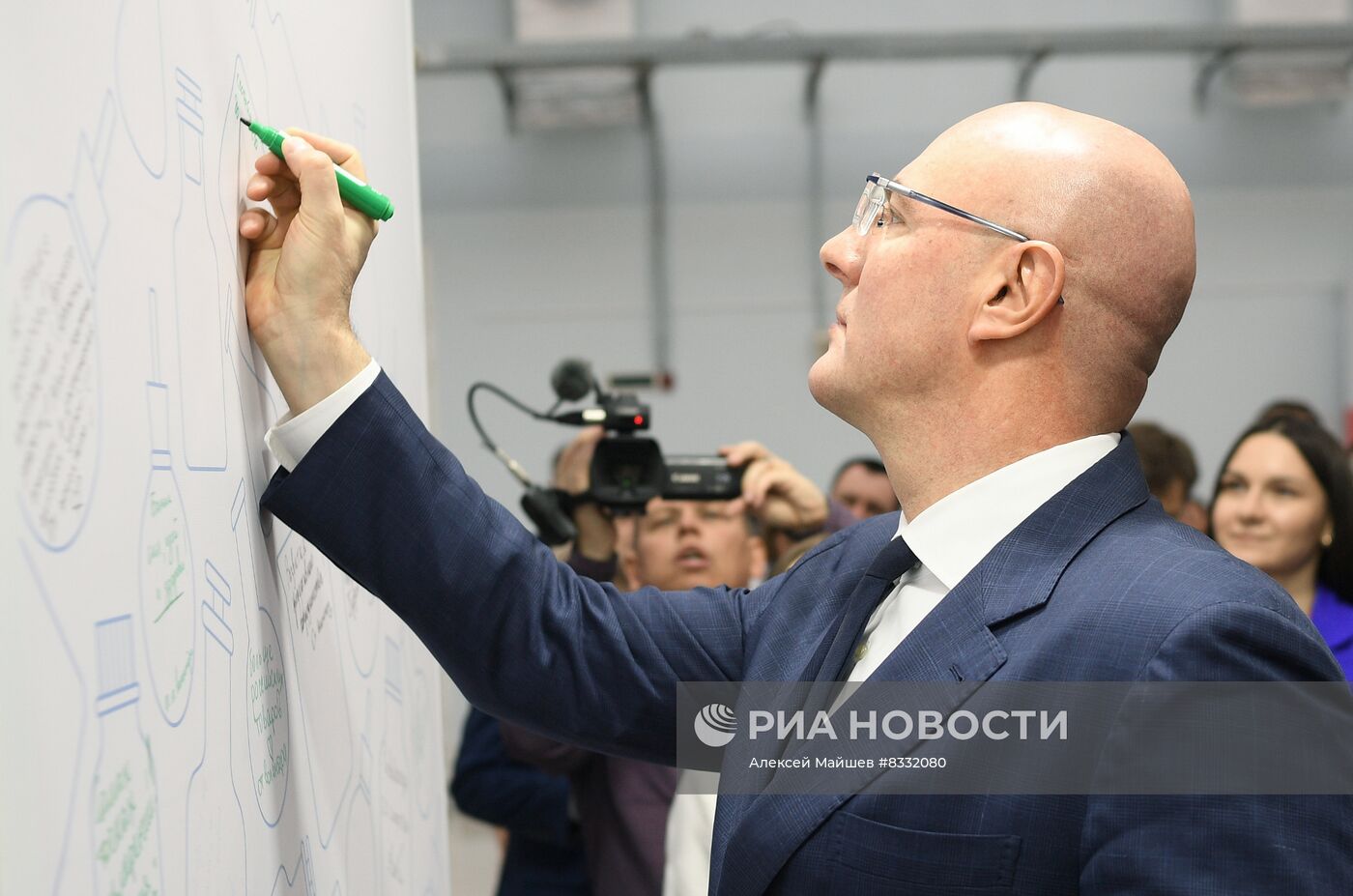 Вице-премьер Правительства РФ Д. Чернышенко осмотрел выставку в рамках II Конгресса молодых ученых