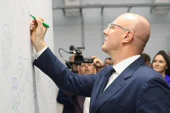 Вице-премьер Правительства РФ Д. Чернышенко осмотрел выставку в рамках II Конгресса молодых ученых