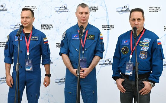 Пресс-подход к членам Отряда космонавтов Роскосмоса