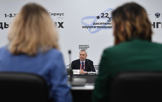 II КМУ-2022. Встреча губернатора Новосибирской области А. Травникова с научными сотрудниками из Новосибирской области