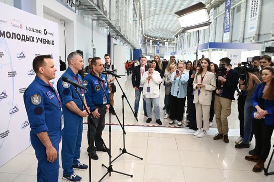 Пресс-подход к членам Отряда космонавтов Роскосмоса