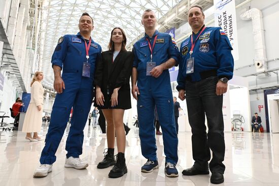 Российские космонавты Сергей Корсаков, Денис Матвеев и Антон Шкаплеров (слева направо) фотографируются с участницей II Конгресса молодых ученых после пресс-подхода в Парке науки и искусства "Сириус". Фото могут быть использованы при наличии обязательной ссылки на источник. Место: Россия, Федеральная территория "Сириус". Автор: Максим Блинов. Пресс-подход к членам Отряда космонавтов Роскосмоса