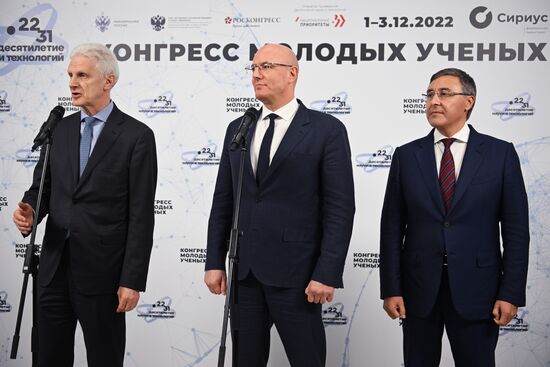 II КМУ-2022. Пресс-подход по итогам пленарного заседания